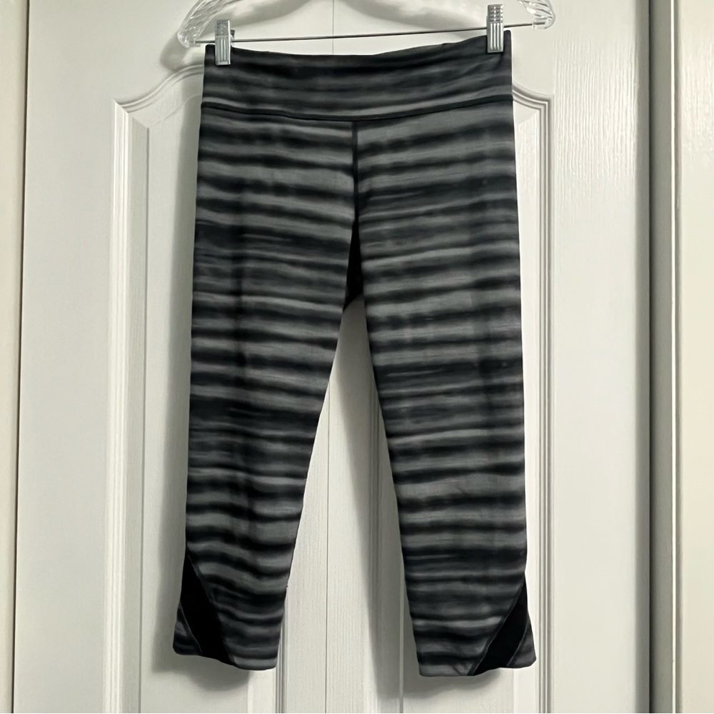 UNDER ARMOUR athletic Capri leggings women’s size medium grey & black activewear